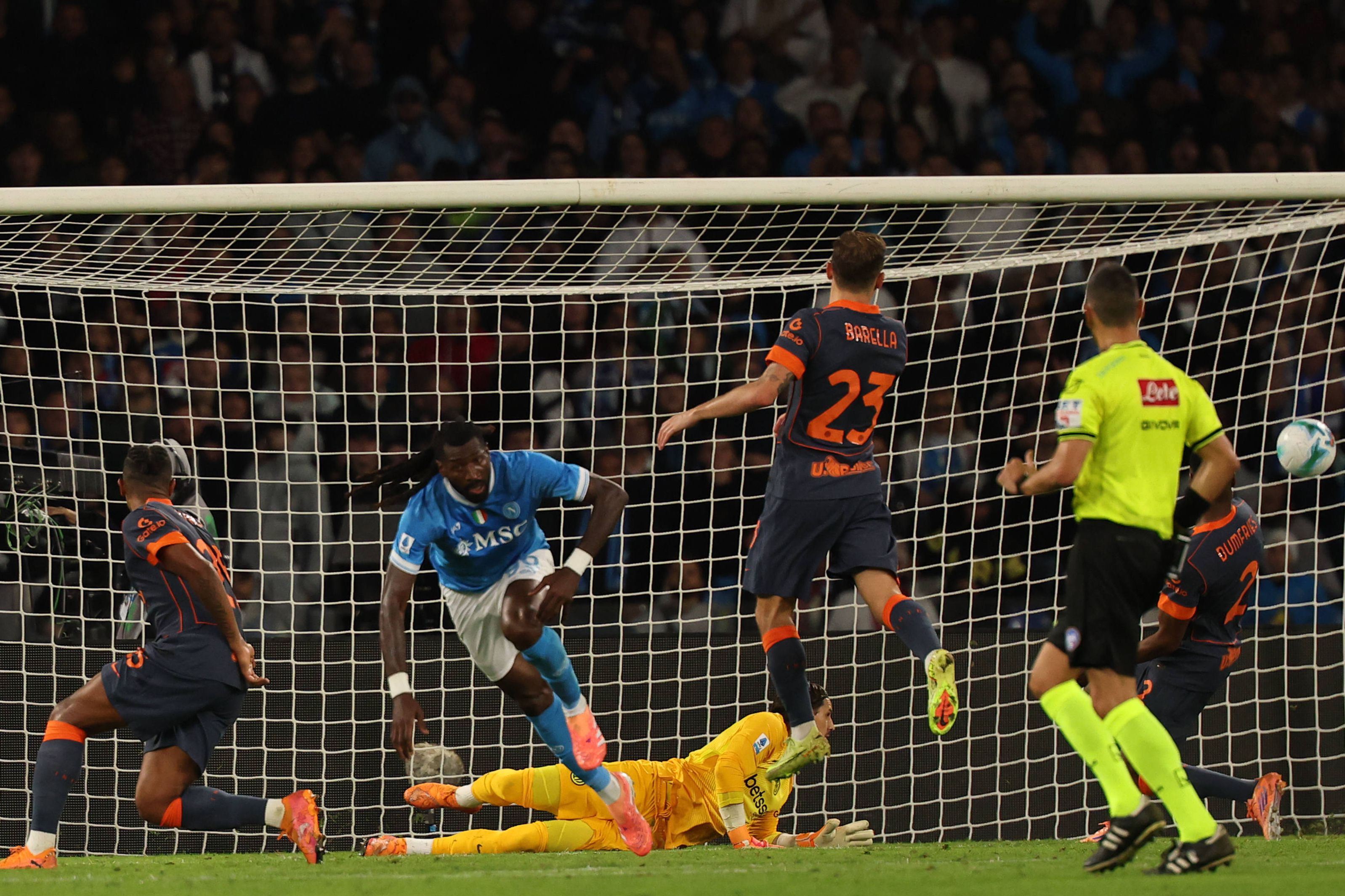 Anguissa celebra o terceiro golo do Nápoles diante do Inter