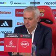 Mourinho: «Pessoas que não são profissionais sabem mais de futebol do que os profissionais...»