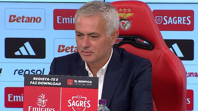 Mourinho: «Pessoas que não são profissionais sabem mais de futebol do que os profissionais...»