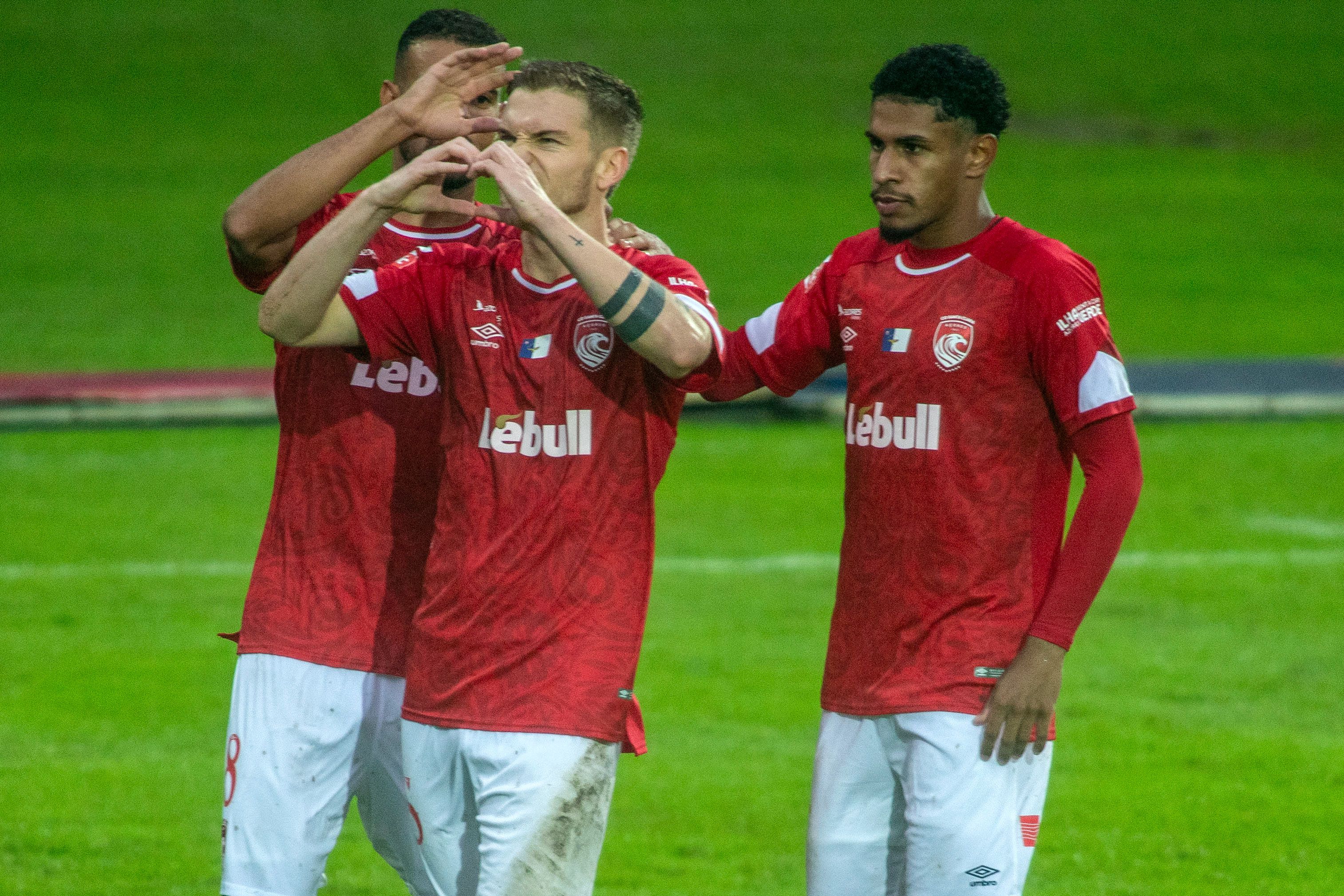 Serginho festeja o primeiro golo do Santa Clara frente ao Aves SAD. - Foto: EDUARDO COSTA/LUSA