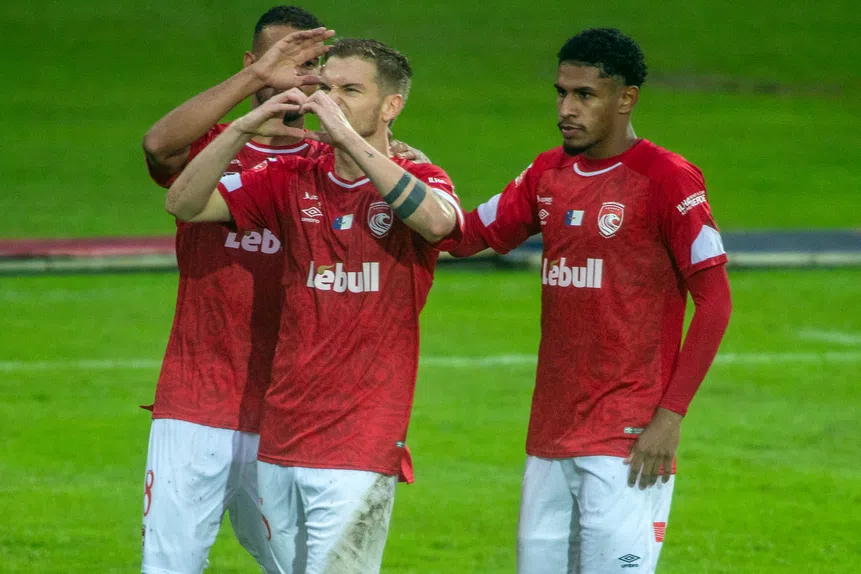 Aves ao mar! Santa Clara implacável