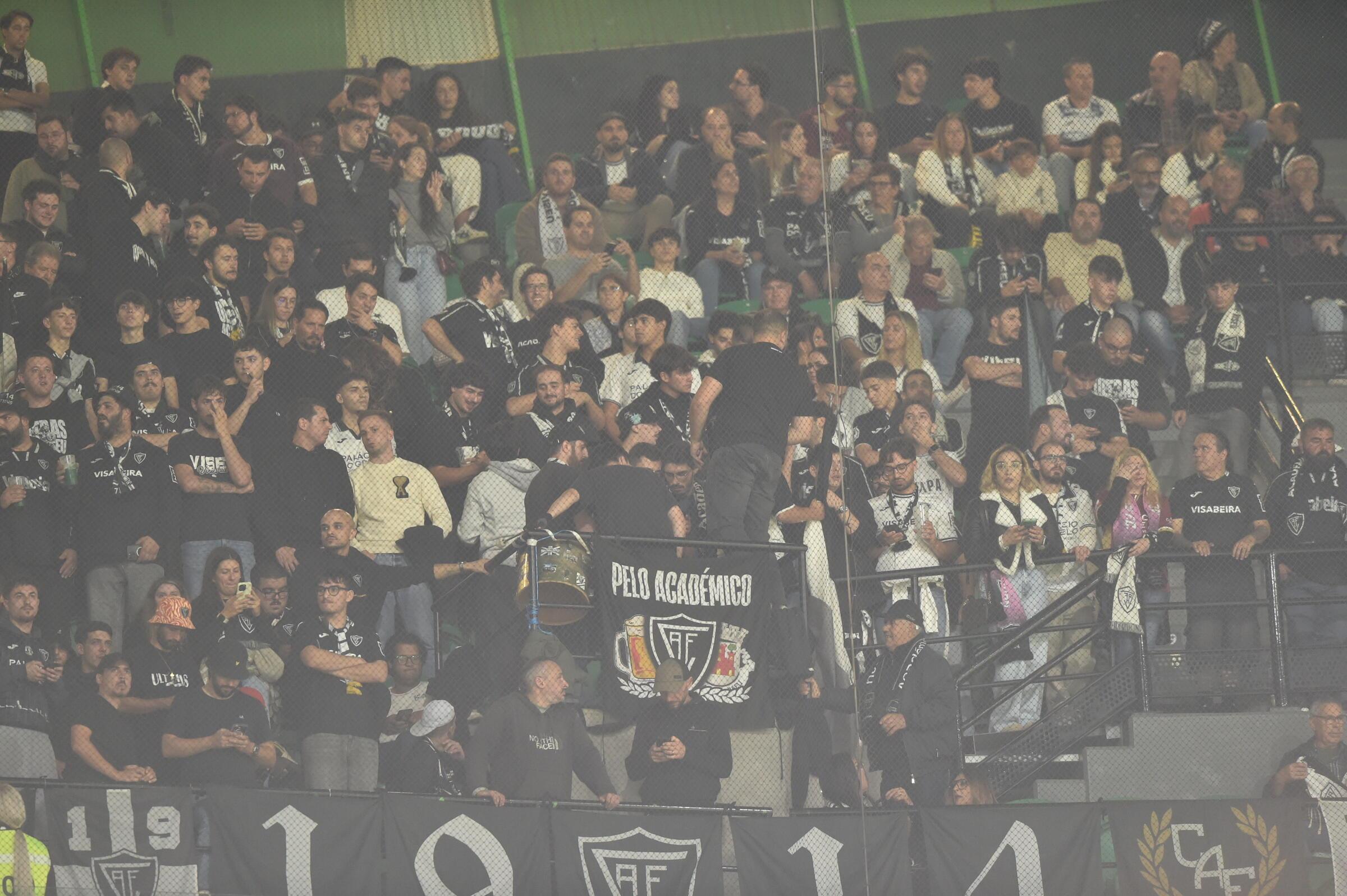 Adeptos dos leões no Sporting-Académico de Viseu (foto: Miguel Nunes)