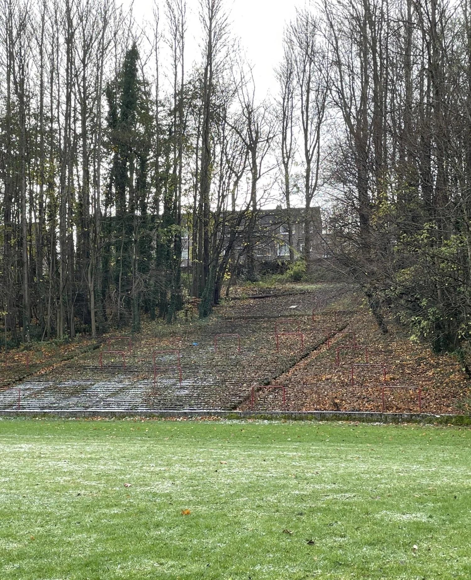 Cathkin Park, Glasgow (Escócia): abandonado em 1967 após a falência do Third Lanark FI, é hoje um parque público, mas as antigas bancadas de terra e cimento continuam lá, criando um cenário assustador para quem ali passeia à noite