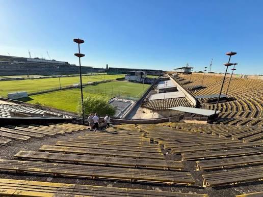 Estádio Strahov, Praga (Chéquia): o maior estádio do mundo, com capacidade para 250.000 espectadores; antigo palco de desfiles do regime comunista, hoje está decrépito, com relvados abandonados e bancadas a desfazerem-se