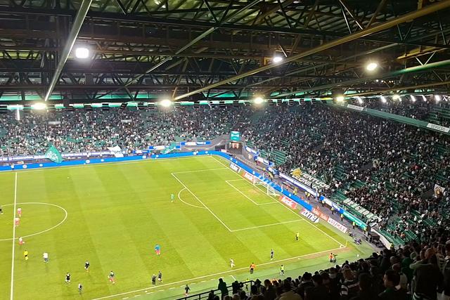 Jogadores do Sporting agradecem aos adeptos após derrota