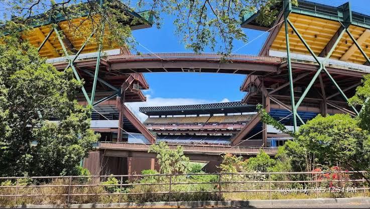 Estádio Aloha, Havai (EUA): um estádio mecânico revolucionário cujas bancadas se moviam sobre colchões de ar; a maresia e o sal do Pacífico corroeram o aço de forma tão agressiva que a estrutura foi declarada perigosa e abandonada