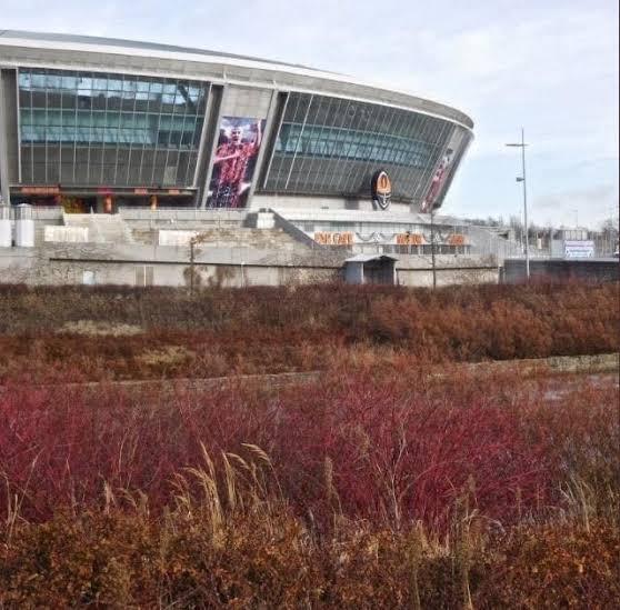 Donbass Arena, Donetsk (Ucrânia): palco de elite de €400 M que acolheu a meia-final Portugal-Espanha do Euro-2012 foi abandonado desde 2014 devido à invasão russa
