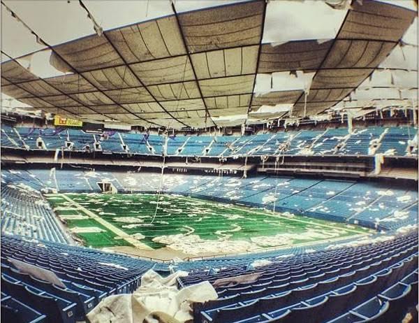Pontiac Silverdome, Detroit (EUA): recebeu jogos do Mundial-94, mas, após a saída dos Detroit Lions, o teto insuflável colapsou e o interior transformou-se num pântano de lixo e musgo