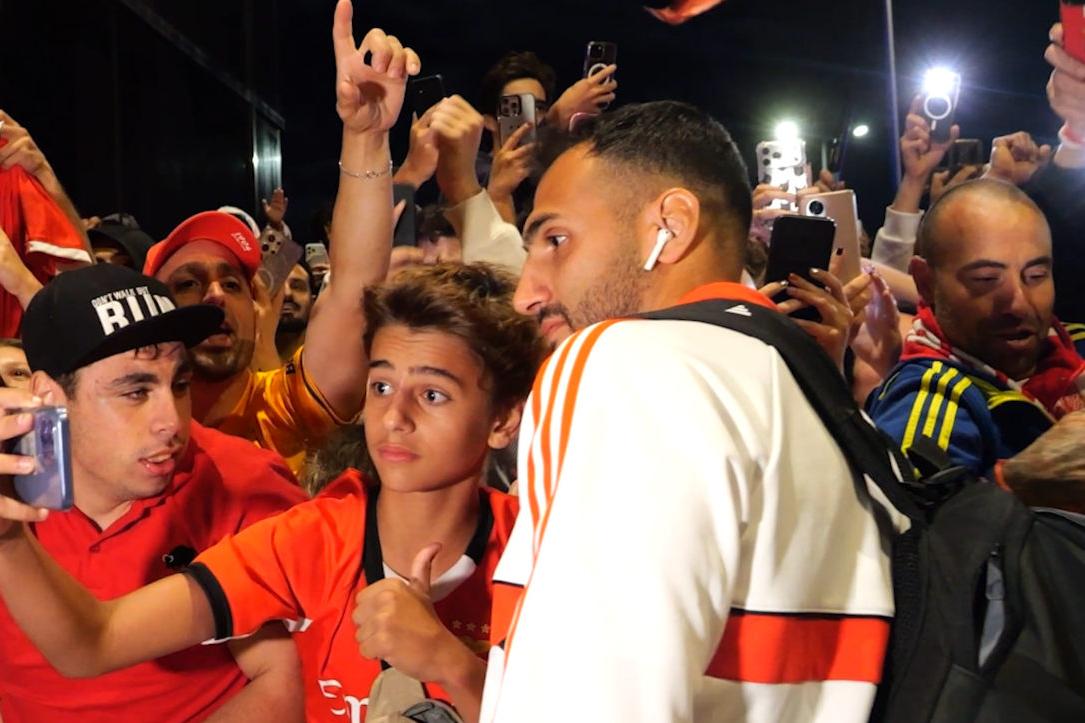 Pavlidis, ponta de lança do Benfica, à chegada ao hotel em Ponta Delgada, nos Açores (foto: SL Benfica)