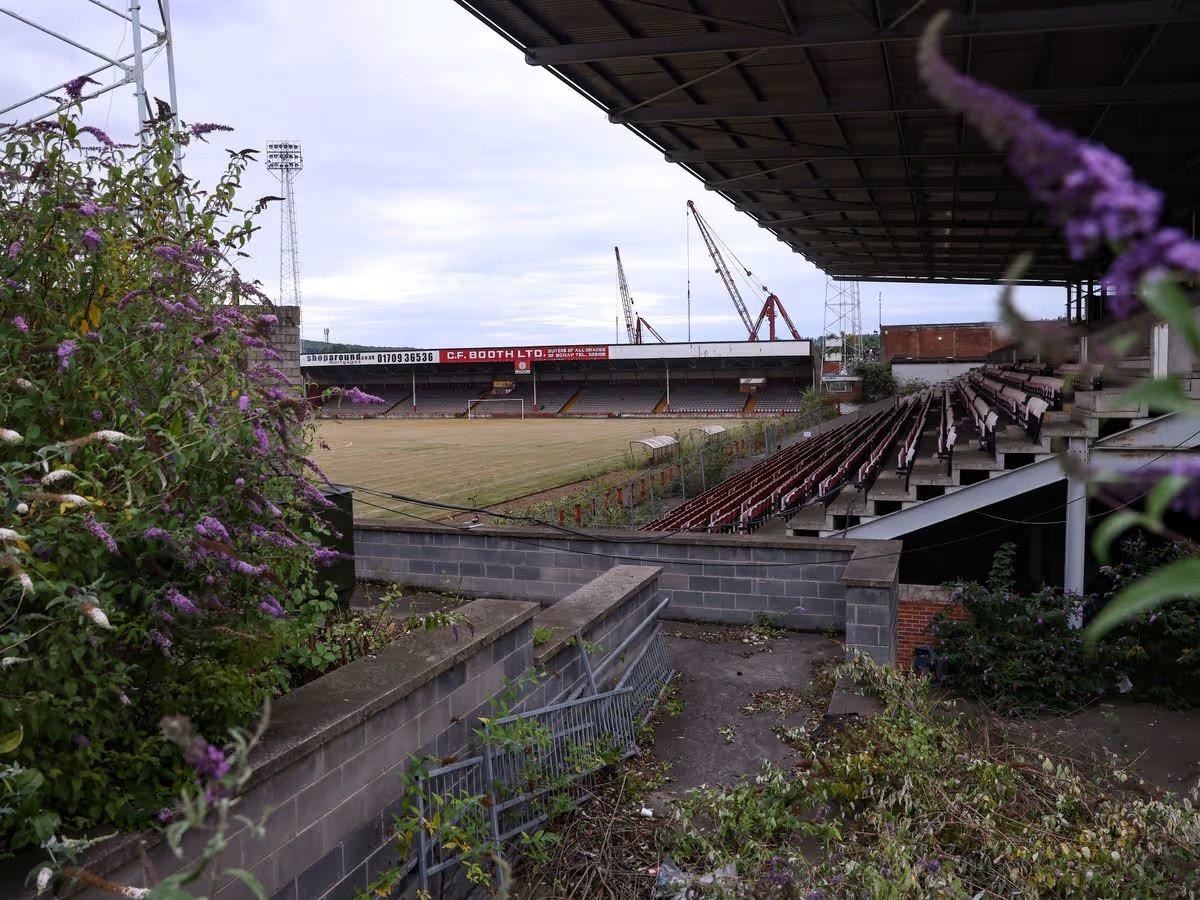 Millmoor Ground, Rotherham (Inglaterra): abandonado a meio de uma remodelação em 2008; uma das novas bancadas ficou inacabada e os ferros expostos ganharam um tom esverdeado pelo clima húmido, parecendo um esqueleto urbano