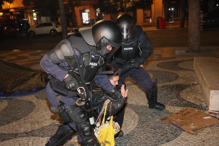 Manifestação em Lisboa foi alvo de carga policial na madrugada deste domingo - foto: José Sena Goulão/LUSA