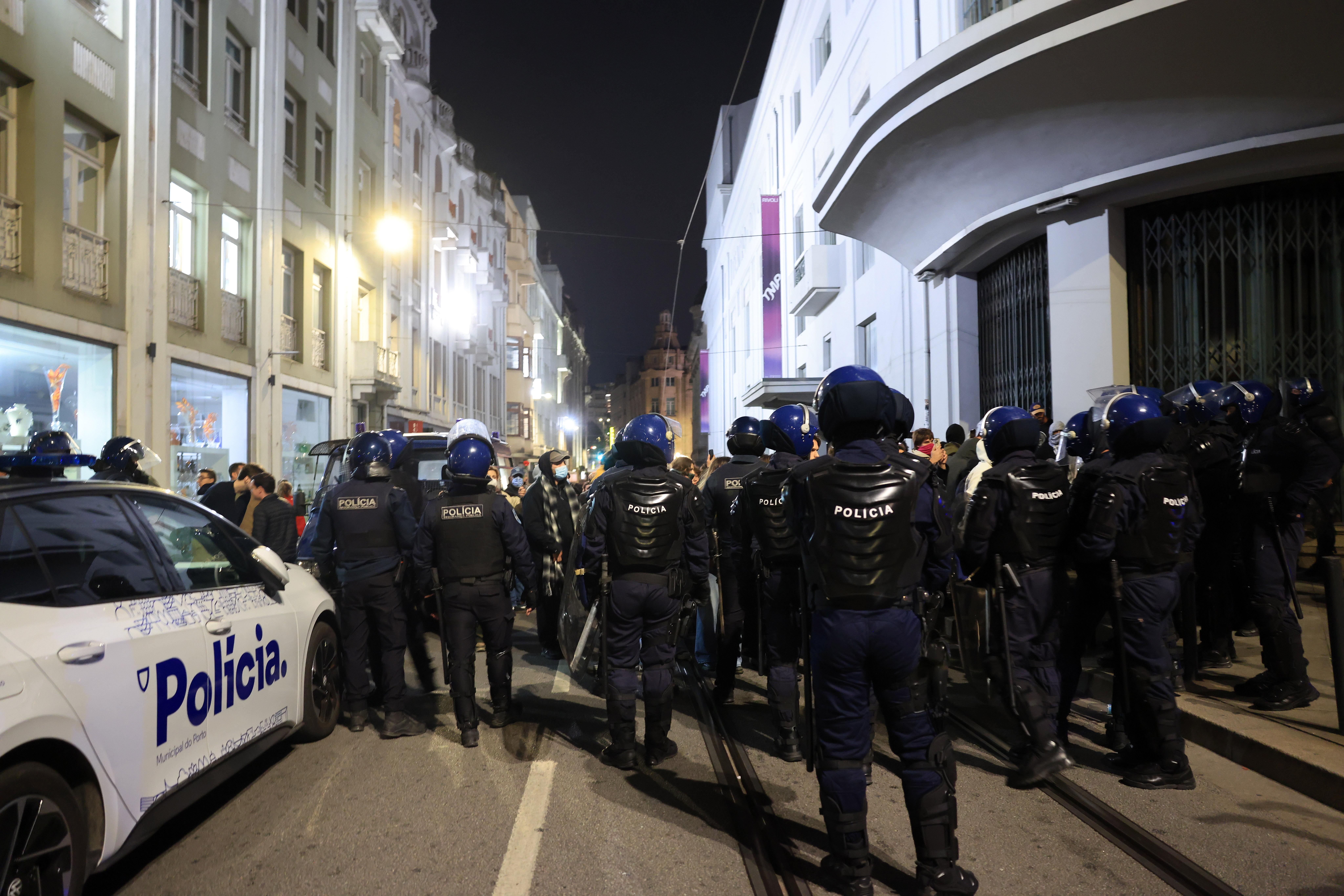 Manifestação no Porto foi alvo de carga policial na madrugada deste domingo - foto: Estela Silva/LUSA