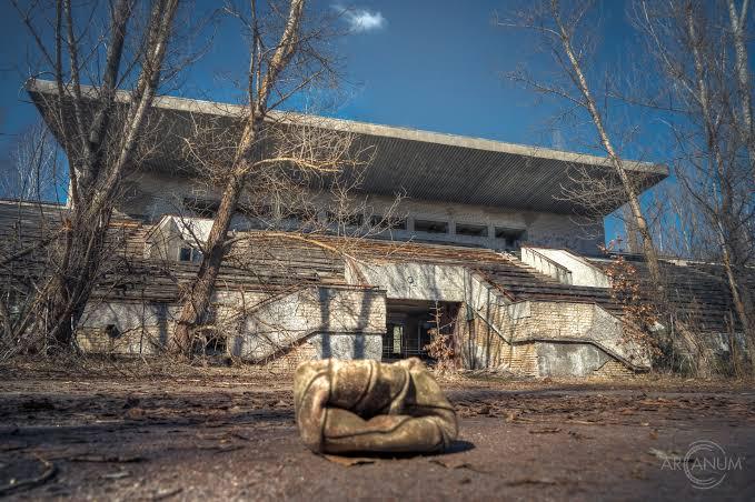 Estádio Avanhard, Pripyat (Ucrânia): o estádio da cidade fantasma de Chernobyl ia ser inaugurado em 1986, dias após o desastre nuclear; os postes de iluminação e as bancadas de madeira apodrecem no meio da zona de exclusão radioativa