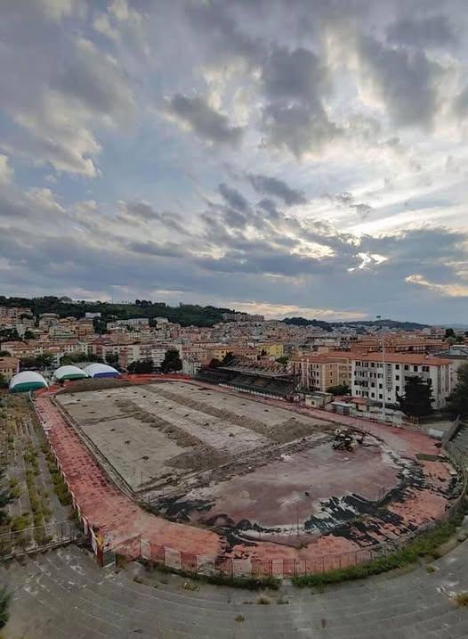 Estádio Dorico, Ancona (Itália): esquecido no meio de uma zona residencial, as cabinas de transmissão estão a apodrecer, os túneis de acesso parecem masmorras escuras e a icónica fachada está coberta de pichagens e vegetação selvagem