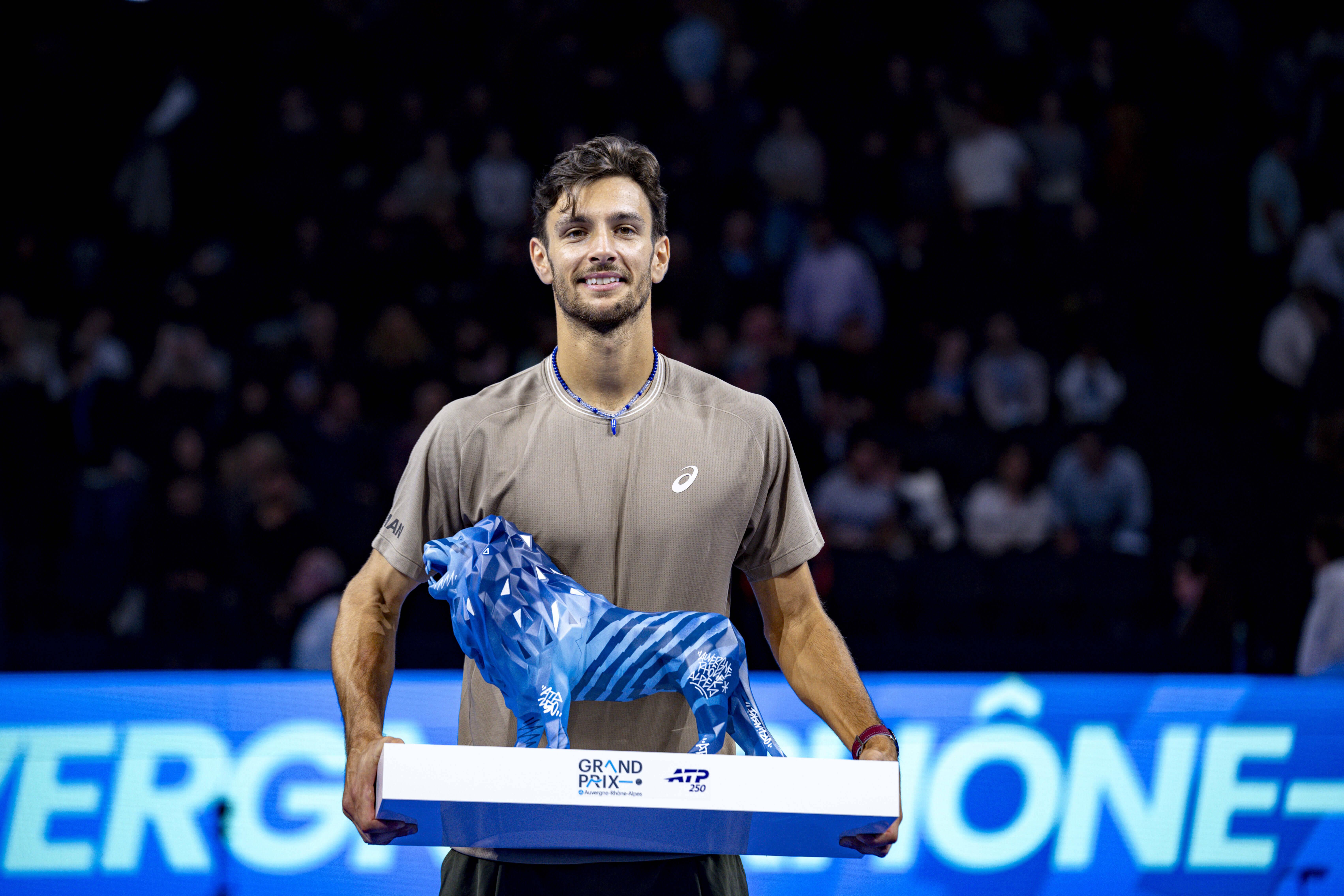 Lorenzo Musetti exibe o troféu do vencedor do torneio de Lyon