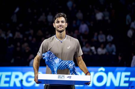 Lorenzo Musetti exibe o troféu do vencedor do torneio de Lyon