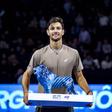 Lorenzo Musetti exibe o troféu do vencedor do torneio de Lyon
