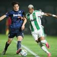 O jogador do Rio Ave, Diogo Bezerra (D), disputa a bola com o jogador do Famalicão, Van de Looi (E), durante o jogo da I Liga de futebol realizado no Estádio do Rio Ave, em Vila do Conde, 25 de outubro de 2026. MANUEL FERNANDO ARAÚJO/LUSA