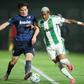 O jogador do Rio Ave, Diogo Bezerra (D), disputa a bola com o jogador do Famalicão, Van de Looi (E), durante o jogo da I Liga de futebol realizado no Estádio do Rio Ave, em Vila do Conde, 25 de outubro de 2026. MANUEL FERNANDO ARAÚJO/LUSA