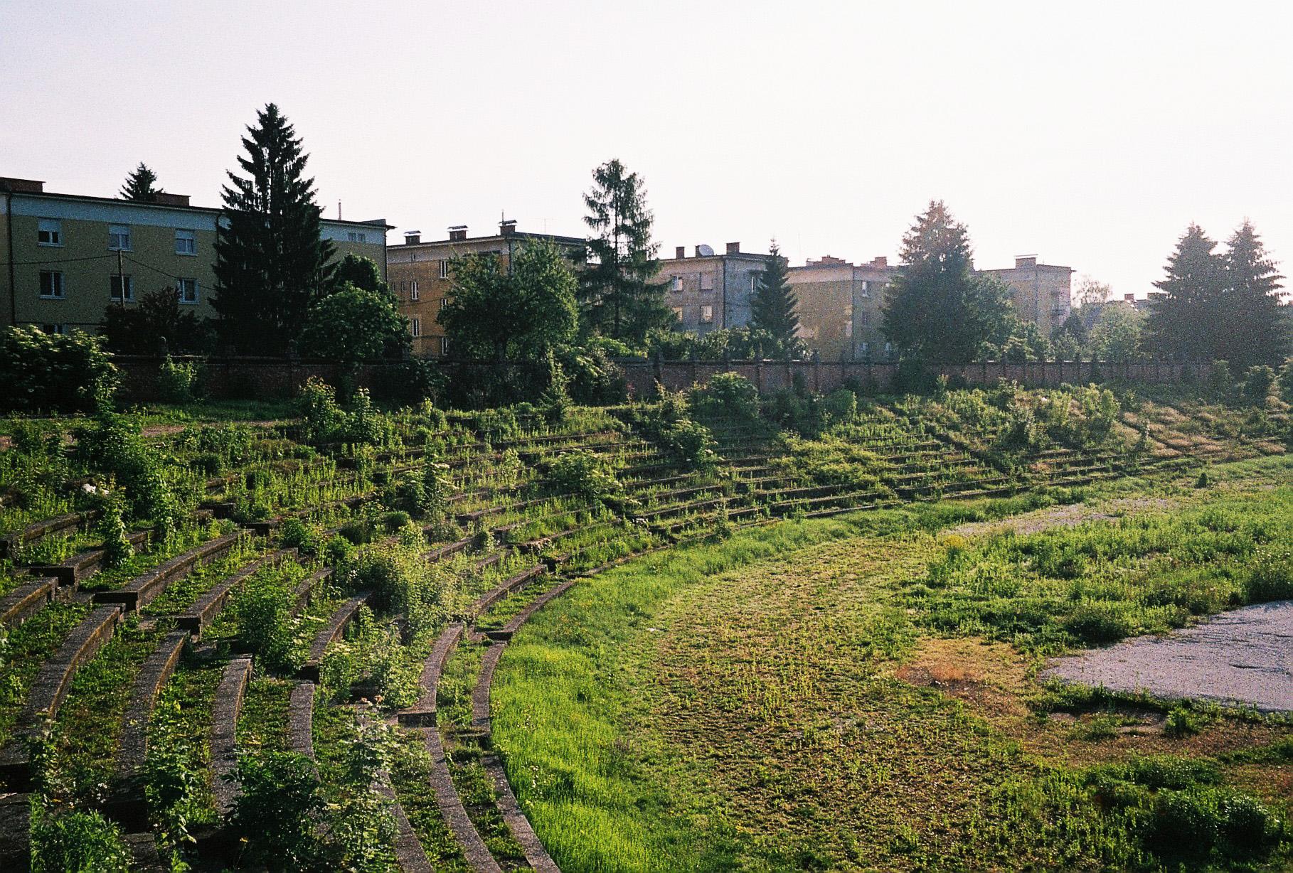 Estádio Bezigrad, Liubliana (Eslovénia): desenhado pelo famoso arquiteto Jože Plečnik e inaugurado nos anos 1930 foi encerrado em 2008 e está agora coberto de trepadeiras e grafites
