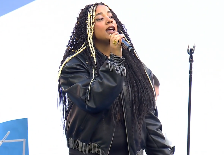 Nina Tonji cantou 'A Marselhesa' no jogo da NFL em Paris (D.R.)