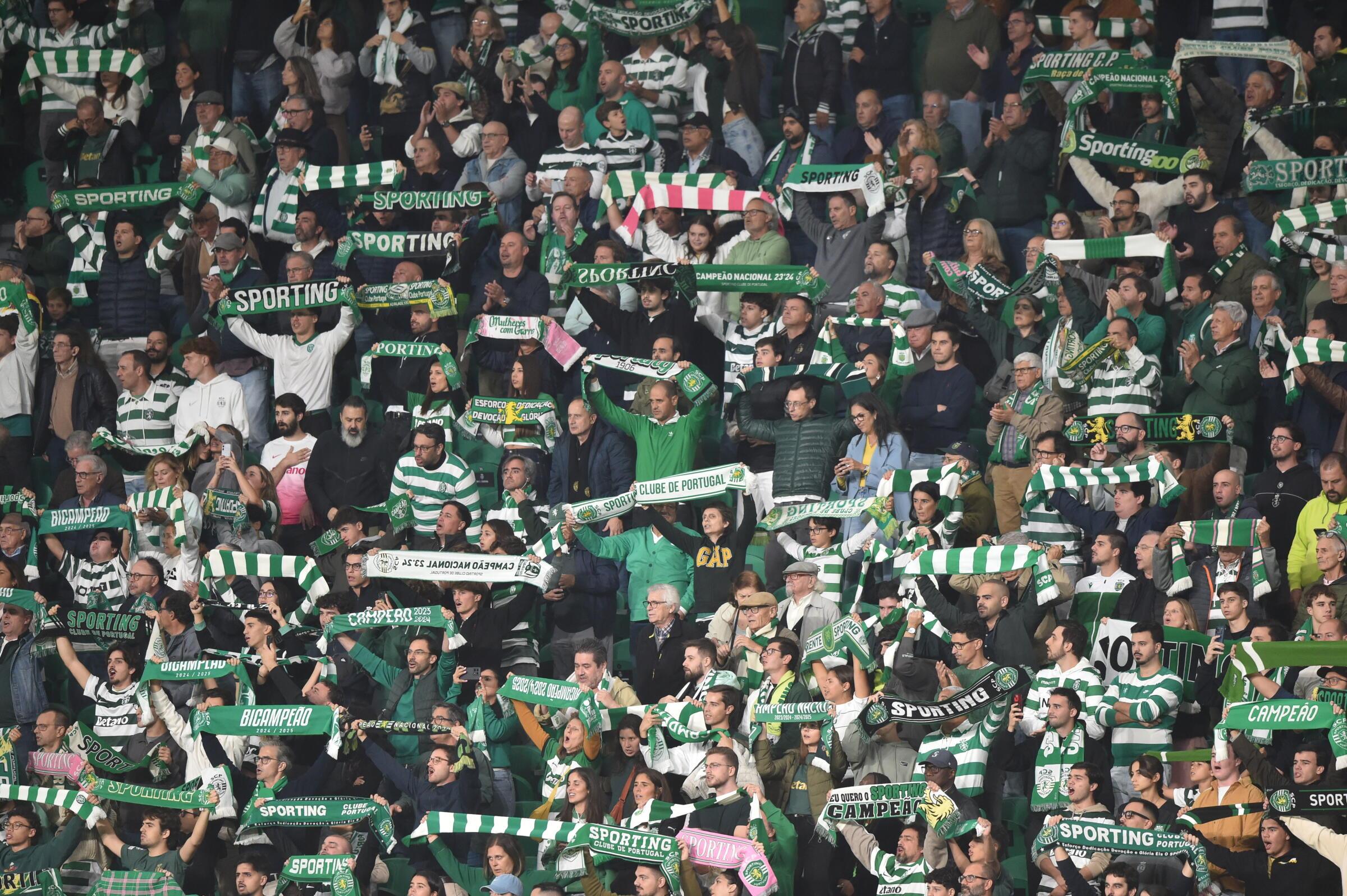 Adeptos dos leões no Sporting-Académico de Viseu (foto: Miguel Nunes)