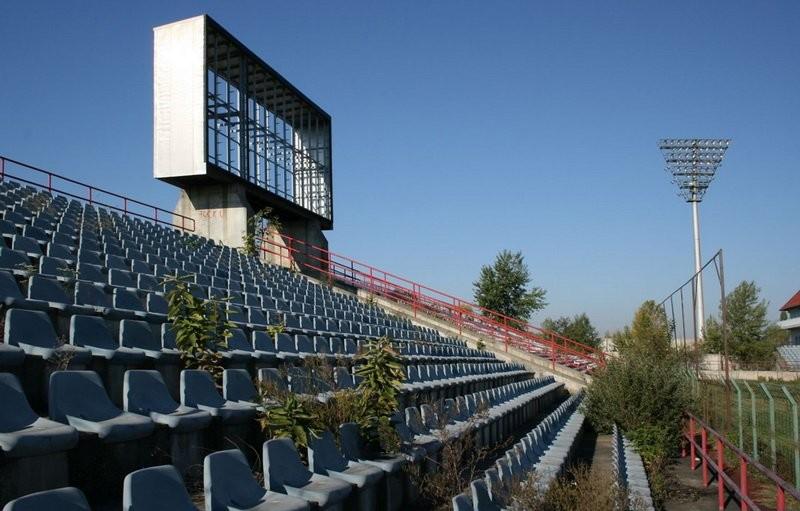 Estádio Stadler FC (Hungria): construído no meio do nada, numa zona rural, por um empresário excêntrico; quando o proprietário foi preso por fraude fiscal, o clube faliu e o estádio de 21.000 lugares foi deixado ao abandono
