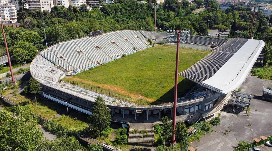 Estádio Flamínio, Roma (Itália): palco dos jogos de râguebi da 'azzurra' nas Seis Nações e de concertos de Michael Jackson, está fechado desde 2011; hoje é uma ruína urbana no centro de Roma