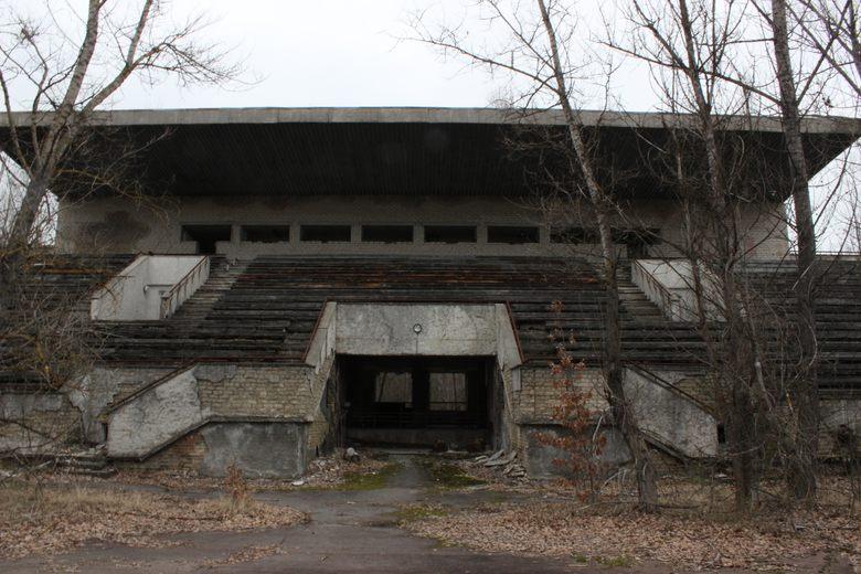 Estádio Avanhard, Pripyat (Ucrânia): o estádio da cidade fantasma de Chernobyl ia ser inaugurado em 1986, dias após o desastre nuclear; os postes de iluminação e as bancadas de madeira apodrecem no meio da zona de exclusão radioativa