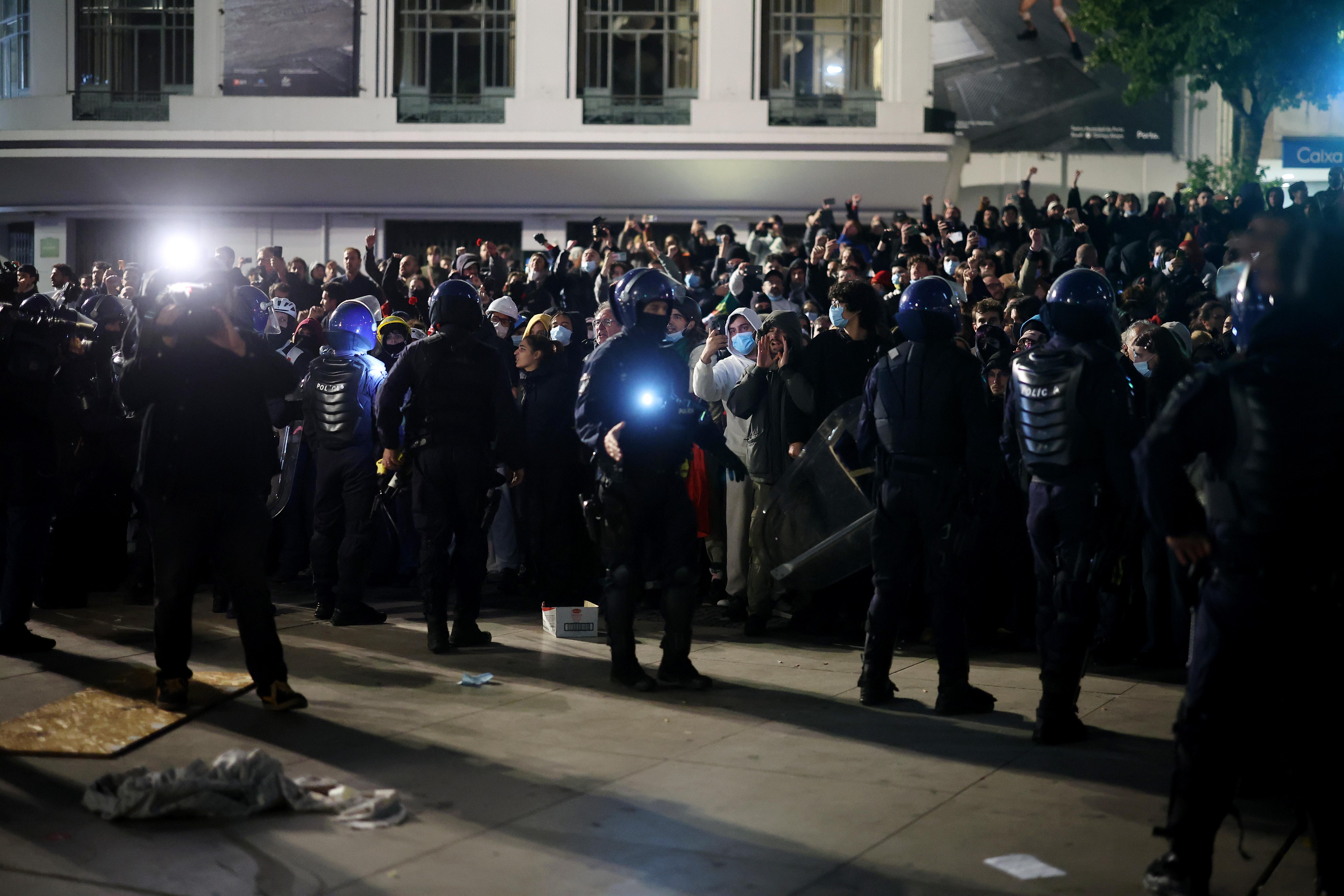 Manifestação no Porto foi alvo de carga policial na madrugada deste domingo - foto: Estela Silva/LUSA