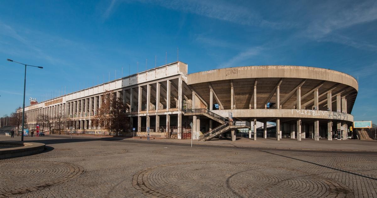 Estádio Strahov, Praga (Chéquia): o maior estádio do mundo, com capacidade para 250.000 espectadores; antigo palco de desfiles do regime comunista, hoje está decrépito, com relvados abandonados e bancadas a desfazerem-se