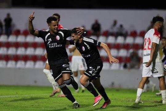 UD Santarém esteve a perder com o Vitória Sernache, mas deu a volta e conquistou três importantes pontos — Foto: FPF