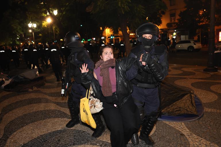 Manifestação em Lisboa foi alvo de carga policial na madrugada deste domingo - foto: José Sena Goulão/LUSA
