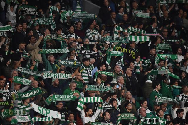 Adeptos dos leões no Sporting-Académico de Viseu (foto: Miguel Nunes)