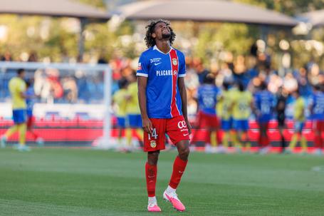 Desilusão natural de Steven Baseya depois de ter sido expulso logo aos 6 minutos do jogo com o Arouca