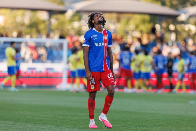 Desilusão natural de Steven Baseya depois de ter sido expulso logo aos 6 minutos do jogo com o Arouca