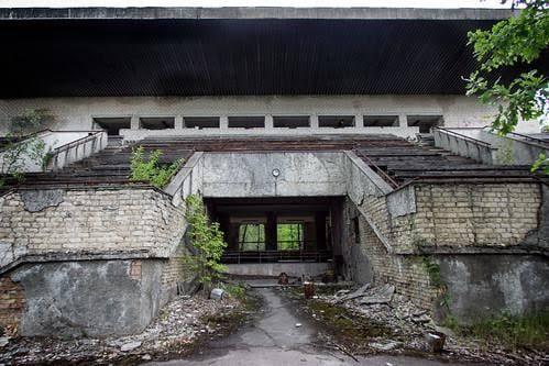 Estádio Avanhard, Pripyat (Ucrânia): o estádio da cidade fantasma de Chernobyl ia ser inaugurado em 1986, dias após o desastre nuclear; os postes de iluminação e as bancadas de madeira apodrecem no meio da zona de exclusão radioativa