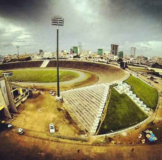 Estádio Olímpico de Phnom Phen (Cambodja): durante o regime de terror do Khmer Vermelho, o complexo foi transformado num local de execuções em massa; ficou abandonado e assombrado pela sua história negra antes de reabrir parcialmente