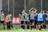 Os jogadores do nacional festejam o golo de Miguel Baeza. -Foto: HOMEM DE GOUVEIA/LUSA