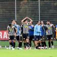 Os jogadores do nacional festejam o golo de Miguel Baeza. -Foto: HOMEM DE GOUVEIA/LUSA