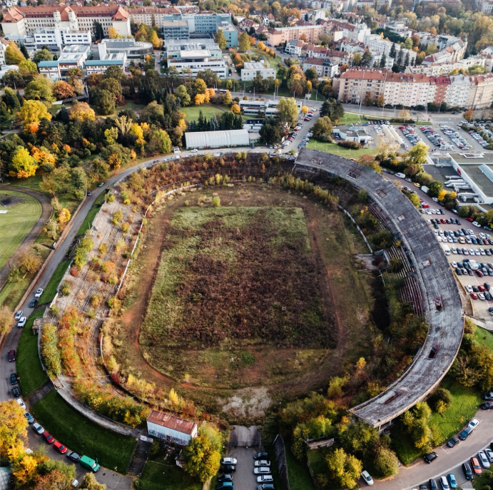 Estádio Za Lužánkami (Chéquia): era o maior estádio do país (50.000 lugares); hoje, o relvado e as bancadas de cimento foram invadidos por uma floresta densa de árvores, num cenário digno de filme pós-apocalíptico