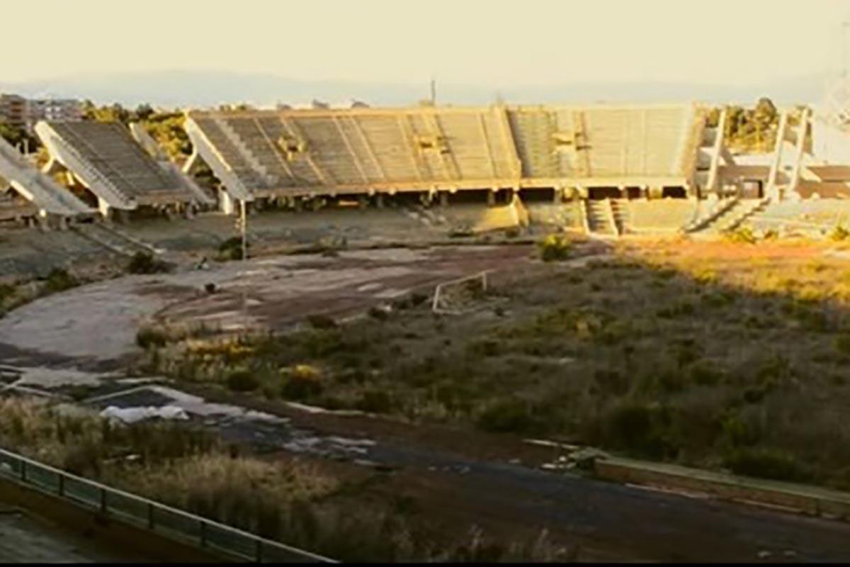 Estádio Sant'Elia, Cagliari (Itália): construído para o Itália-90, este gigante à beira-mar foi abandonado devido a problemas estruturais crónicos; as bancadas provisórias de metal montadas no interior dão-lhe um aspeto assustador