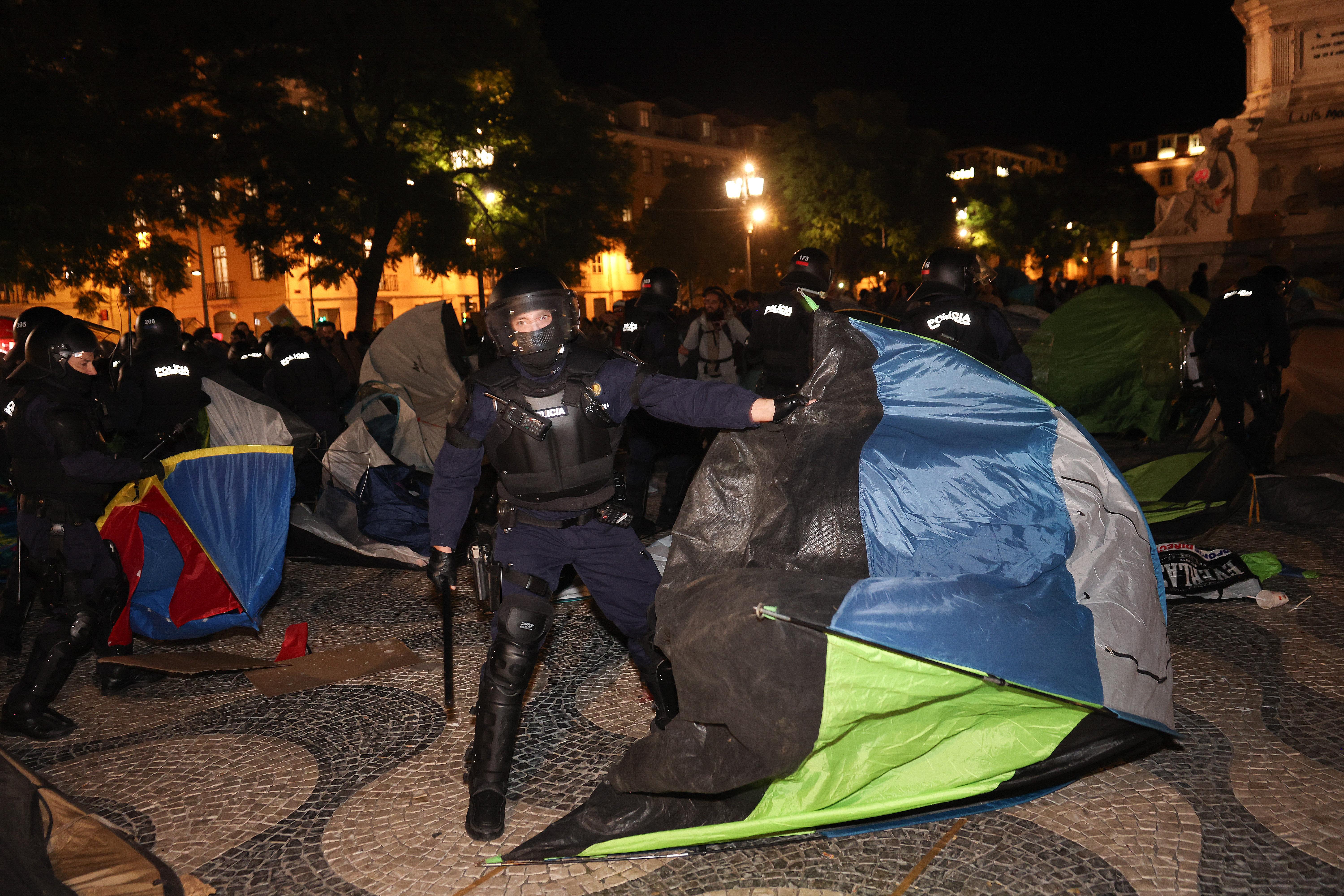 Manifestação em Lisboa foi alvo de carga policial na madrugada deste domingo - foto: José Sena Goulão/LUSA