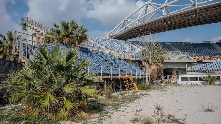 Complexo olímpico de Atenas (Grécia): arenas multimilionárias de voleibol de praia, natação e hóquei que, poucos anos após os Jogos Olímpicos, ficaram completamente vandalizadas, secas e cheias de ervas daninhas