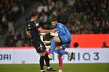 Choque entre Maxi e Ewerton, o VAR anulou o penálti inicialmente assinalado por Miguel Nigueira, Sporting-Académico de Viseu (foto: Miguel Nunes)