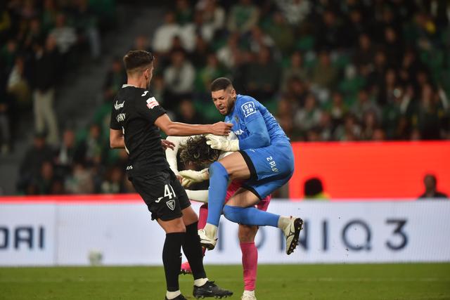 Choque entre Maxi e Ewerton, o VAR anulou o penálti inicialmente assinalado por Miguel Nigueira, Sporting-Académico de Viseu (foto: Miguel Nunes)