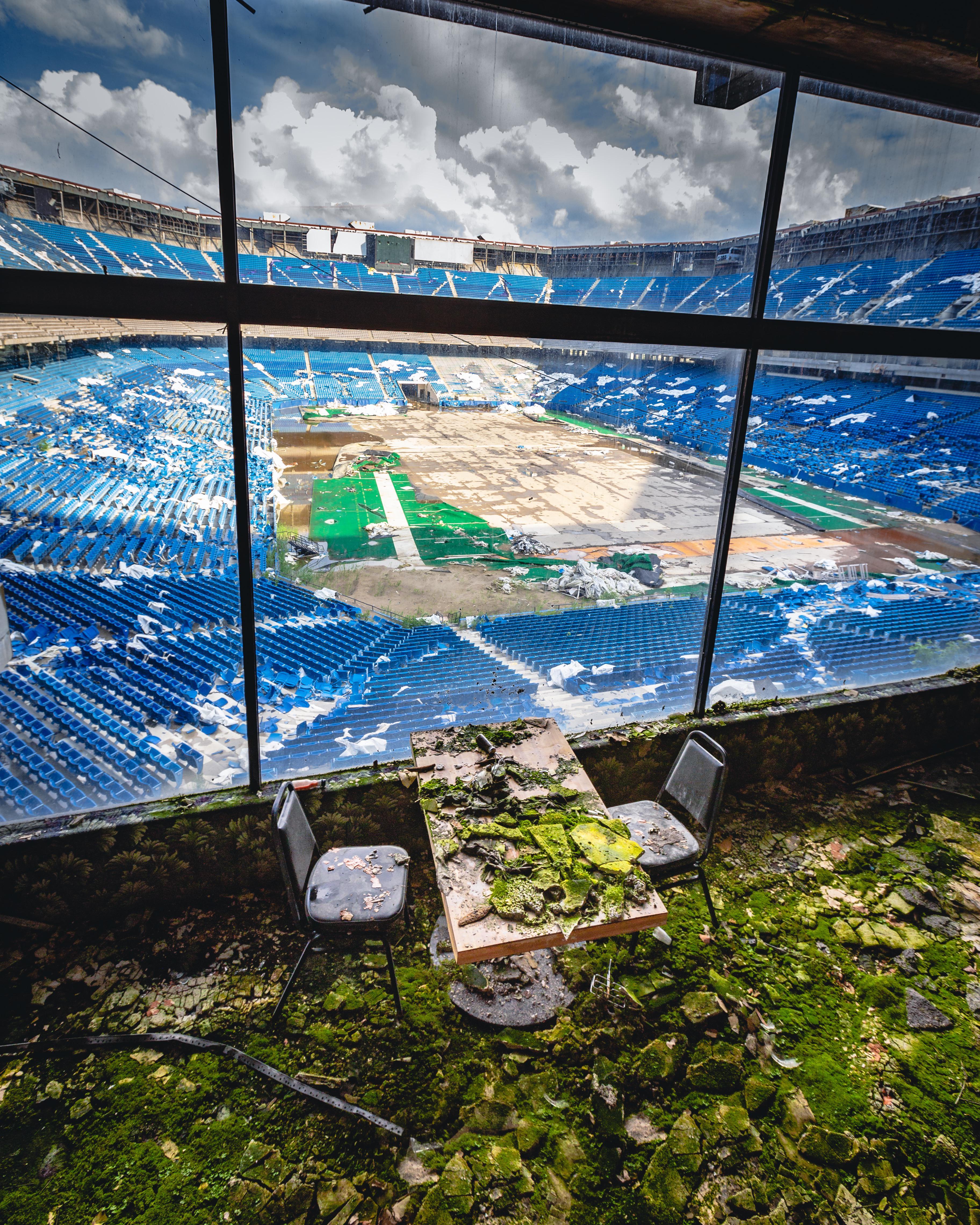 Pontiac Silverdome, Detroit (EUA): recebeu jogos do Mundial-94, mas, após a saída dos Detroit Lions, o teto insuflável colapsou e o interior transformou-se num pântano de lixo e musgo