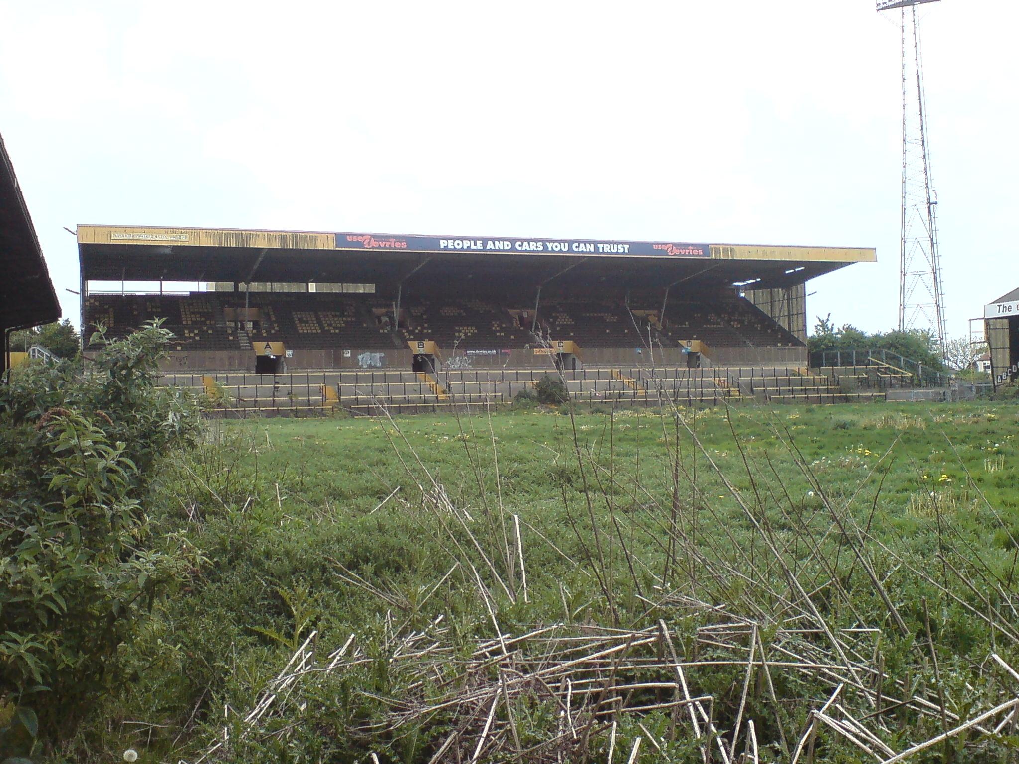 Boothferry (Inglaterra): quando o Hull se mudou em 2002, o estádio foi deixado à mercê de vândalos, o teto das bancadas ruiu e o relvado encheu-se de lama e lixo; demolido, deu lugar a supermercados