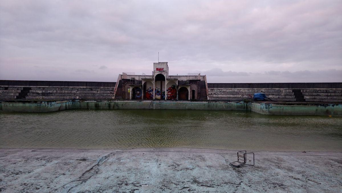 Grange-over-Sands Lido, Rio de Janeiro (Brasil): meses após o fecho dos Jogos Olímpicos, o icónico Estádio Aquático sofreu com roubos de fiação elétrica, assentos arrancados e água da piscina transformada num pântano de lama