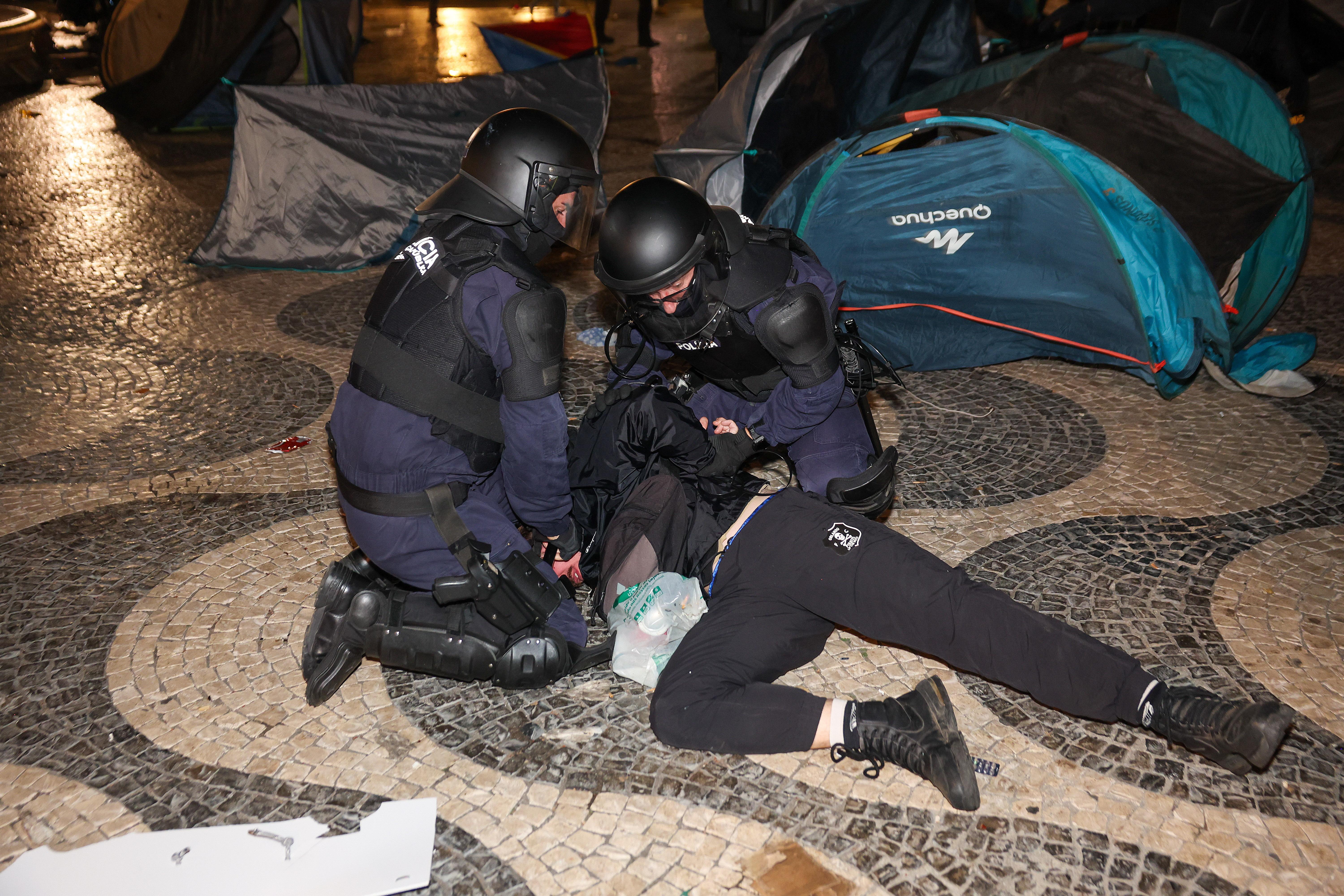 Manifestação em Lisboa foi alvo de carga policial na madrugada deste domingo - foto: José Sena Goulão/LUSA